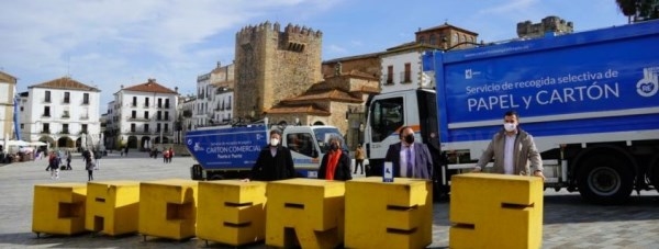 El Ayuntamiento de Cáceres recibe el premio ‘Pajaritas Azules 2021’ por su buena gestión en el reciclaje de papel y cartón