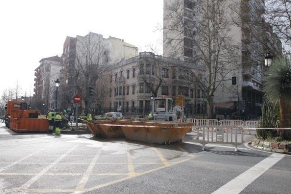 Una avería de agua mantiene cortada la avenida de España