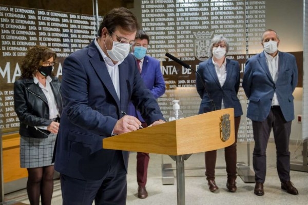 El presidente de la Junta y los agentes sociales firman la Estrategia Logística