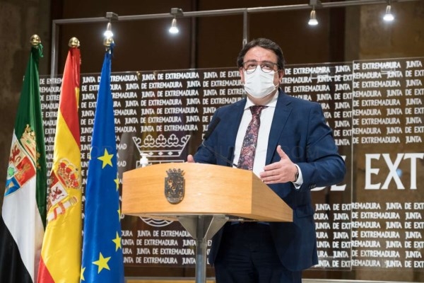El consejero de Sanidad destaca que el descenso en la incidencia de la covid es fruto del trabajo colectivo de la sociedad extremeña