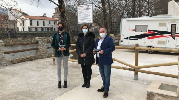 La consejera de Turismo Nuria Flores visita la nueva área de autocaravanas de Navaconcejo