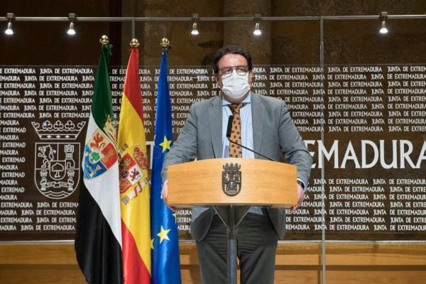 El consejero de Sanidad anima a la ciudadanía a participar en los cribados para la detección de la covid-19