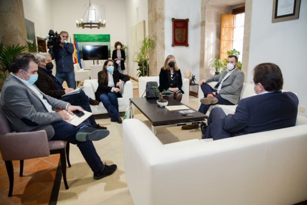 El alcalde Luis Salaya reitera su oposición al proyecto de la mina de litio en la reunión con Fernández Vara y ‘Salvemos la Montaña’