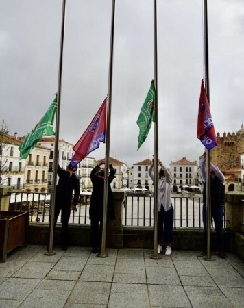 Las banderas del CP Cacereño y el CD Diocesano lucen desde hoy en la fachada de la Casa Consistorial