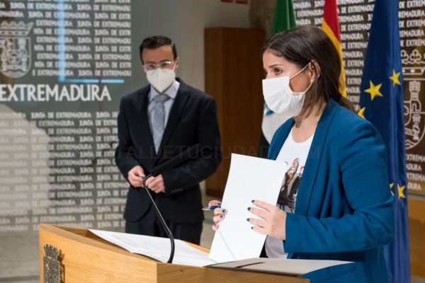 La consejera de Igualdad reafirma el compromiso de la Junta de Extremadura con la cooperación en la firma de un convenio con FELCODE