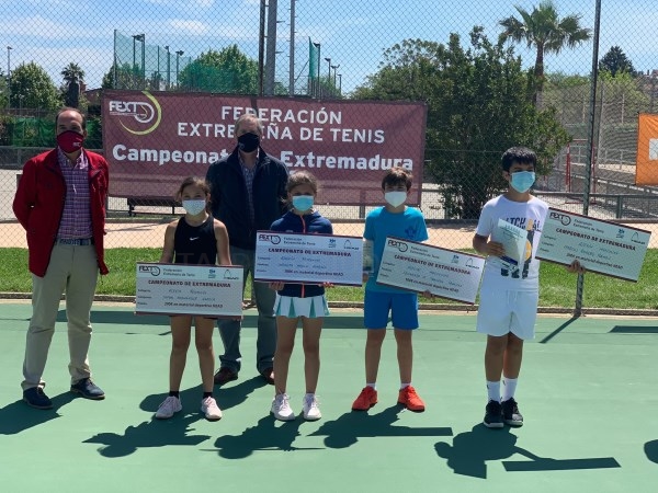 MARCOS ROMERO E ISABEL HERNÁNDEZ SE IMPONEN A FERNANDO TRAVADO Y A CARLOTA ARDILA EN LAS FINALES DEL CAMPEONATO DE EXTREMADURA ALEVIN