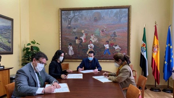 La Junta y Apamex suscriben un convenio para adaptar los puestos de trabajo de los empleados públicos con discapacidad física