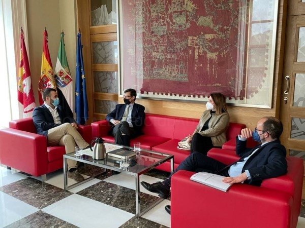 El alcalde Luis Salaya se reúne con el secretario de Estado para la Unión Europea