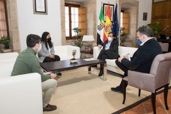 Fernández Vara se reúne con la delegación extremeña de la asociación juvenil ‘Equipo Europa’
