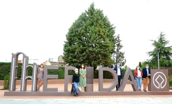 Nuria Flores afirma que Extremadura se sigue preparando para la reactivación del turismo, en la apertura al público de la remodelación de la plaza Mar