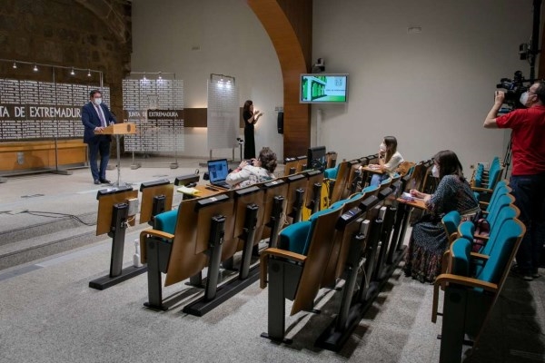 El consejero de Sanidad y Servicios Sociales avanza que un próximo Consejo de Gobierno aprobará la ampliación de horario del ocio nocturno