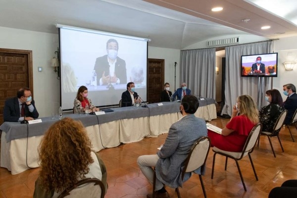 Fernández Vara manifiesta su confianza en que la nueva PAC permita el mantenimiento y sostenimiento del sector del Tabaco