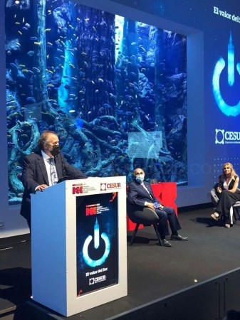 Rafael España entrega el premio CESUR como mejor Empresa Embajadora al Grupo Industrial Cristian Lay
