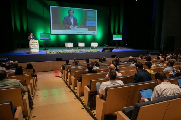 Fernández Vara resalta la puesta en marcha de proyectos empresariales que serán “grandes generadores de mano de obra” en Extremadura