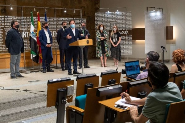 Fernández Vara firma un convenio para la puesta en marcha en Trujillo de una fábrica de diamantes