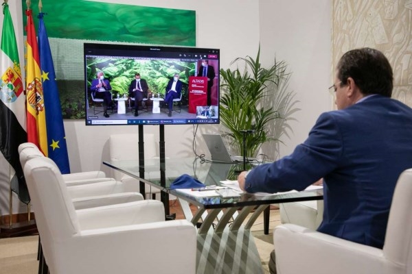 Fernández Vara insta a las grandes tabaqueras a que se sumen a la compra de tabaco español y extremeño