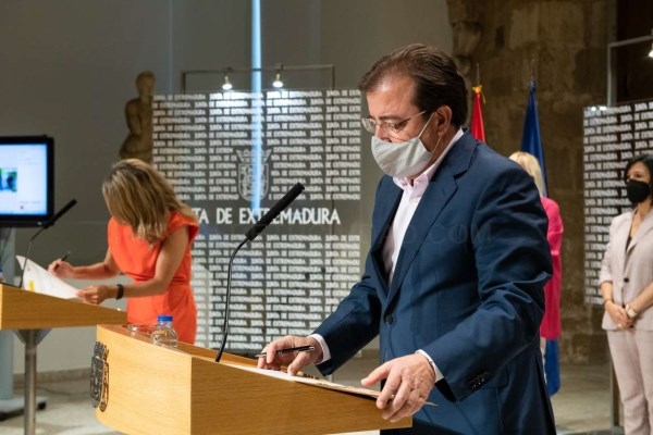 El presidente de la Junta y la ministra de Trabajo y Economía Social firman el Plan de Empleo Joven de Extremadura que prevé inversiones de 80 millone