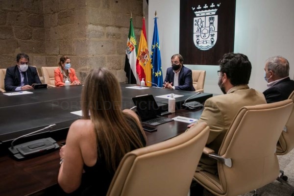 Guillermo Fernández Vara preside la constitución del Consejo de Concertación Social y Económica de Extremadura