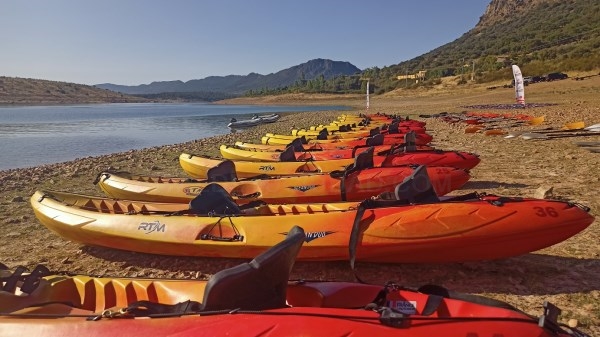 Españoles y portugueses realizan las travesías en kayak celebradas en Peloche, Puerto Peña, Olivenza y Monsaraz-Cheles