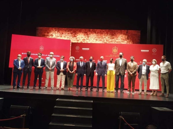 Representantes de la Diputación de Badajoz asisten a la presentación de los encuentros de las selecciones Sub-21 y absolutas masculina y femenina de f