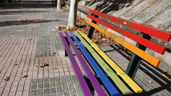 Pintan con las letras ‘VOX’ varios bancos del Paseo de la Diversidad en Cáceres
