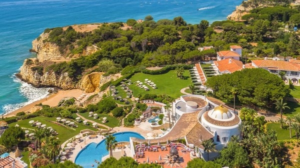 10 VIAJES EXCITANTES Y 20 HOTELES RELAJANTES