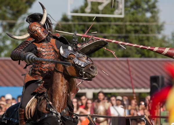 Las fiestas y recreaciones históricas vuelven lentamente a ocupar su lugar de honor