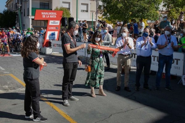 El presidente de la Junta de Extremadura asiste a la salida de la Vuelta Ciclista a España en Navalmoral de la Mata