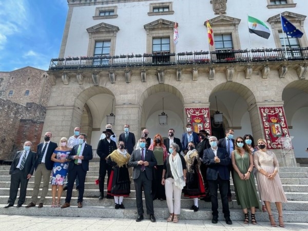 El Ayuntamiento renueva su compromiso con Extremadura y recuerda a los fallecidos por el Covid en el acto del Día de Extremadura