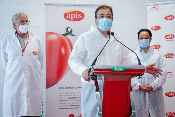 Fernández Vara reafirma su compromiso con el sector agroalimentario extremeño en su visita a la fábrica APIS