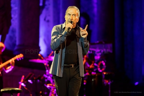 Perales desparrama cincuenta años de música y poesía en el Stone & Music Festival