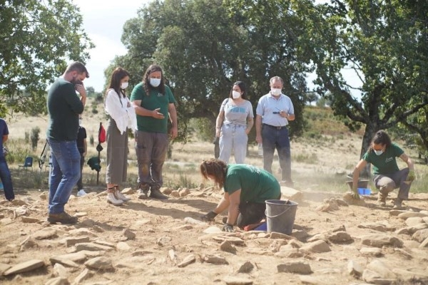 La consejera de Cultura visita el yacimiento arqueológico de Pradocastaño en Hernán-Pérez