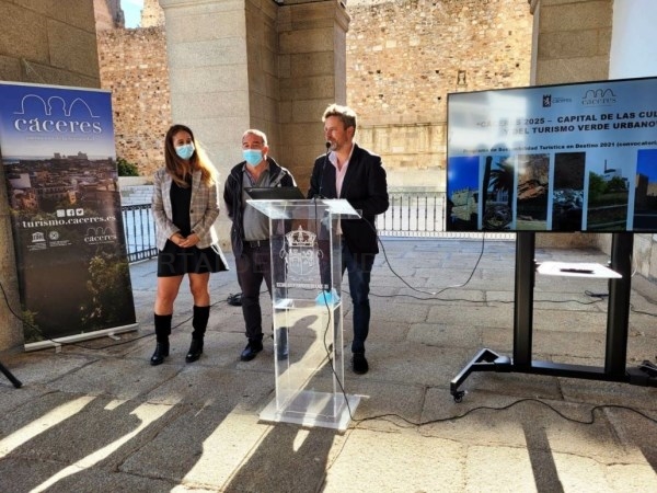 Cáceres presenta un plan turístico con el que quiere convertirse en la capital de la cultura y el turismo verde
