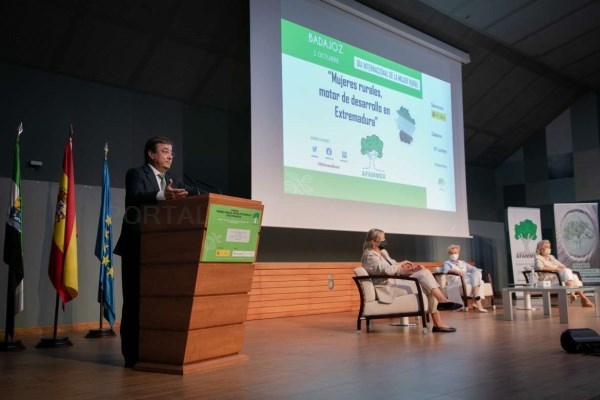 Fernández Vara aboga por eliminar la brecha salarial de género para construir sociedades mejores a través de la unidad y la concordia