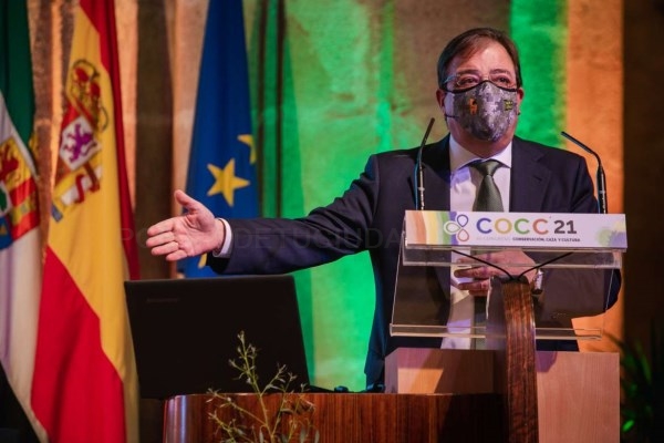 Fernández Vara valora la actividad cinegética como "esencial para el sostenimiento de la dehesa"