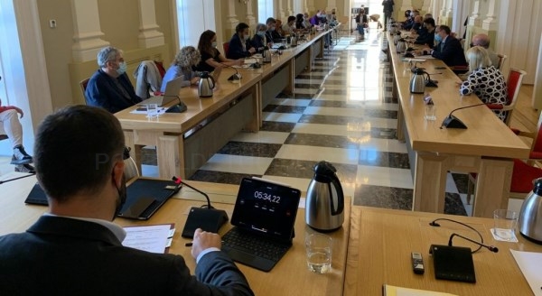 Luis Salaya informa al Pleno de que César García González será nombrado Hijo Predilecto a título póstumo y propone dedicarle un espacio de la ciudad