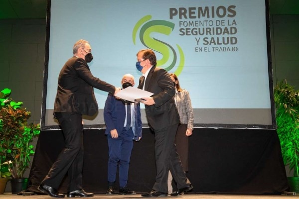 Fernández Vara valora el fomento de la seguridad, la salud y la protección laboral en las empresas