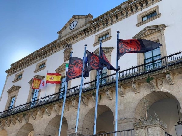 Banderas de la Casa Targaryen ondean en la Torre de Los Púlpitos y en el Ayuntamiento
