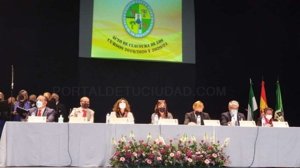 La consejera Olga García anima a los nuevos ingenieros e ingenieras de Extremadura a fomentar la sostenibilidad y quedarse en la región