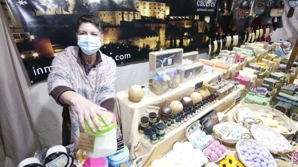 Salaya dejará el mercado navideño en la plaza Mayor pese al rechazo de comerciantes y de Amores