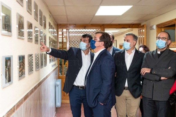 Fernández Vara destaca el papel de organizaciones como Cáritas porque representan una parte importante de la salud de la sociedad