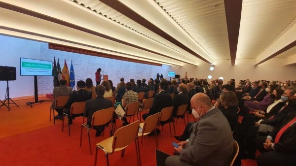 La consejera Olga García invita a los profesionales extremeños de la ingeniería a contribuir a la recuperación y transformación de la región
