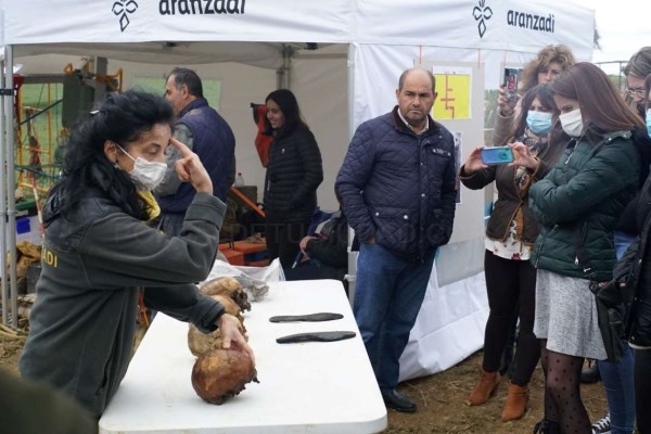 La consejera de Cultura señala que los trabajos de exhumación en fosas del franquismo son una cuestión de dignidad, justicia y humanidad
