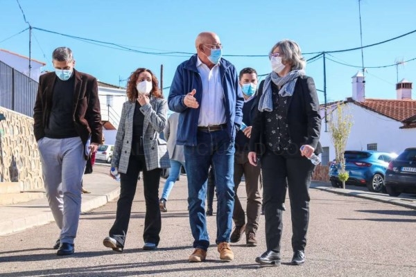 La Junta firma un convenio para convertir la antigua Hermandad Sindical de La Bazana en un edificio demostrador de consumo energético casi nulo