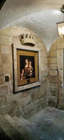 El Consorcio Cáceres Ciudad Histórica restaura el cuadro de la Virgen de la Paz en la Plaza Mayor