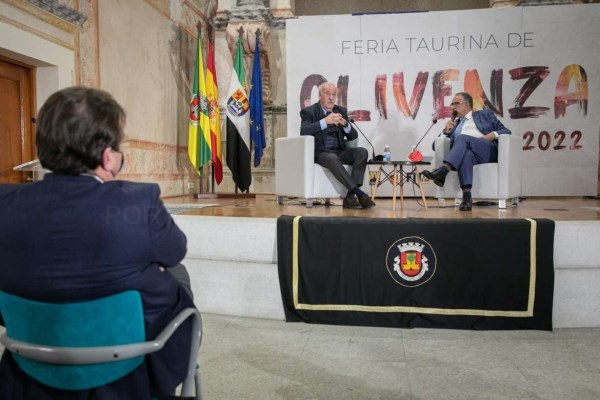 Fernández Vara asiste la presentación de los carteles de la Feria Taurina de Olivenza 2022