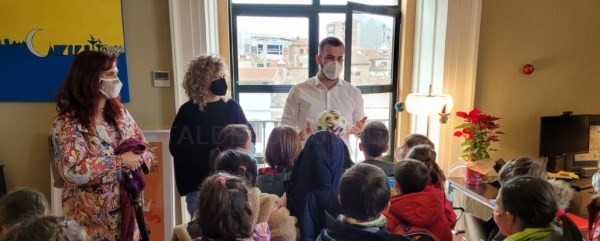 Una veintena de alumnos del CEIP Moctezuma conocen con el alcalde el funcionamiento del ayuntamiento