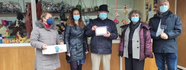 El ayuntamiento entrega una placa a Mustafá Yamak por sus 42 años en el Mercado de Navidad