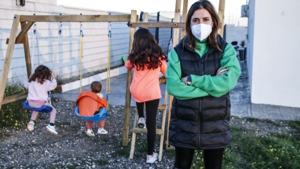 «Uno de mis hijos tiene covid y yo tengo que trabajar, no pueden quedarse solos»