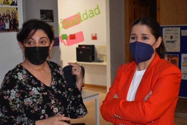 Gil Rosiña se interesa por los proyectos que desarrolla la Fundación Mujeres con fondos del Pacto de Estado contra la Violencia de Género